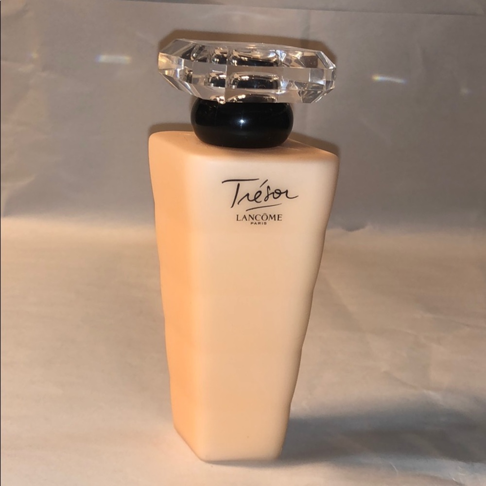 3.4 oz Tresor by Lancôme body lotion